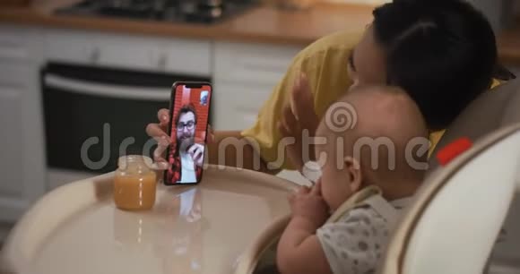 妈妈和宝宝和爸爸打视频电话视频的预览图