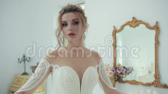 新娘穿着礼服到处跳舞在镜框后面放着花束视频的预览图