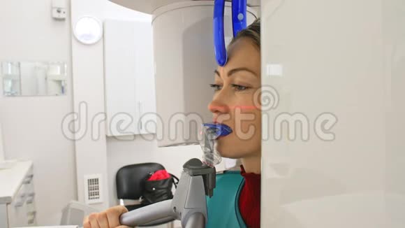 现代实验室牙科诊所用3dx光机对牙齿和颌骨进行三维数字扫描视频的预览图