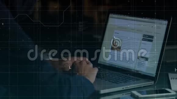 男性使用笔记本电脑社交媒体平台视频的预览图