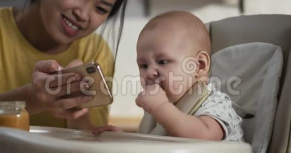 妈妈给宝宝看智能手机视频的预览图