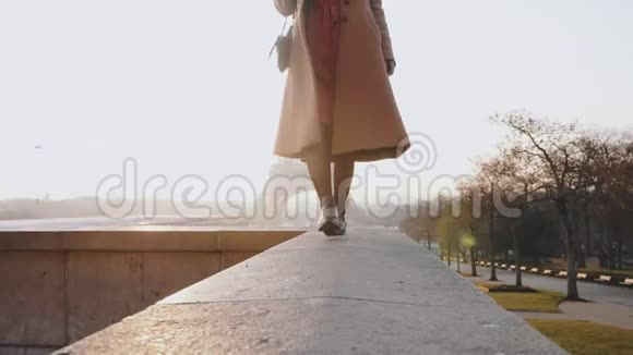 在巴黎的埃菲尔铁塔上一位美丽的女游客在镜头前微笑她的双腿上移动着视频的预览图