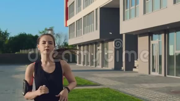 穿着黑色运动服的女孩在街上奔跑视频的预览图