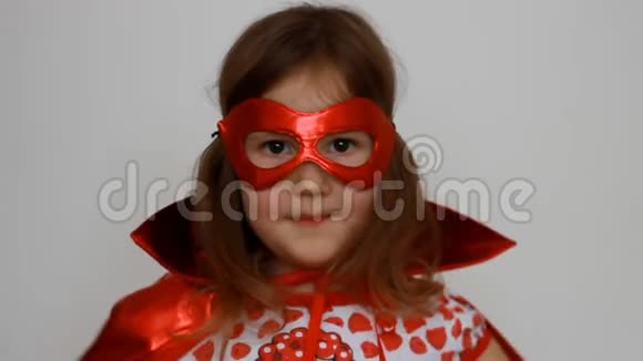 快乐女婴装扮成超级英雄展示力量做出表情尝试飞翔孩子笑了概念视频的预览图
