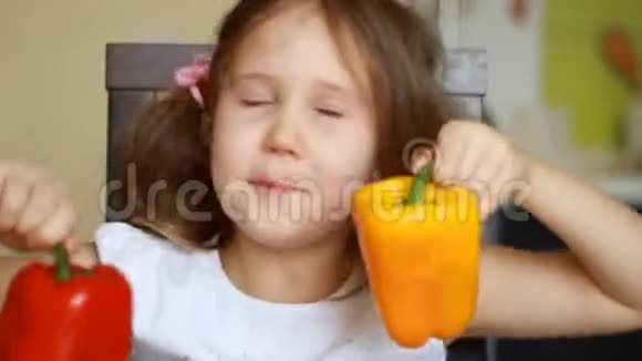 健康食品孩子在玩吃红辣椒和黄椒维生素素食素食主义的概念视频的预览图