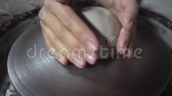 陶工车轮上的粘土毛坯视频的预览图