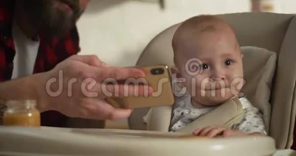 爸爸给宝宝看智能手机视频的预览图