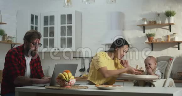 家庭欢乐有宝宝坐在厨房视频的预览图