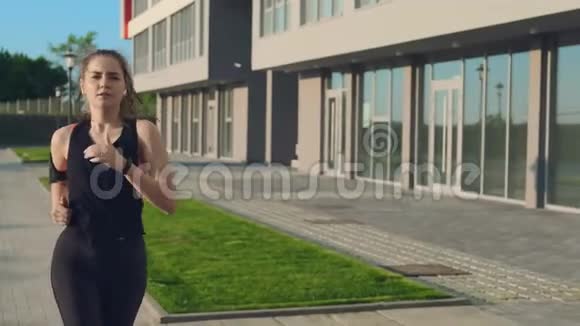 有电话的女人跑过城市街道的现代建筑视频的预览图