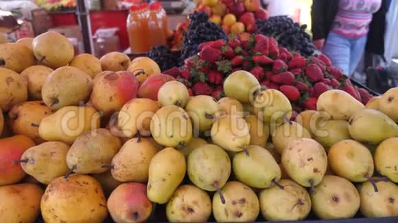 市场上的梨和水果视频的预览图