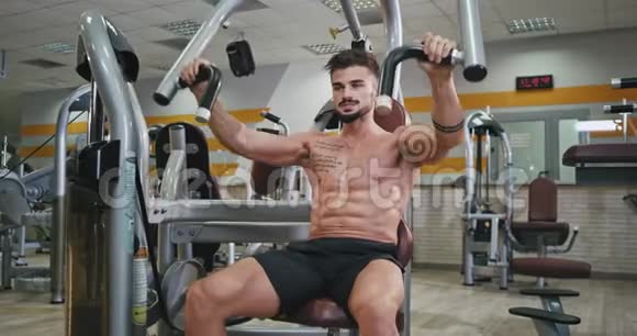 在现代体育课上锻炼身体的人他集中锻炼肱二头肌和肱三头肌视频的预览图