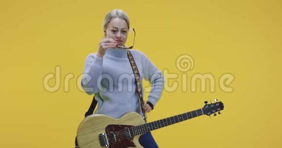 女吉他手戴太阳镜视频的预览图