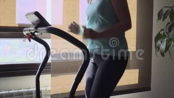 美丽的白种人金发女人在客厅的跑步机上锻炼健康生活理念视频的预览图