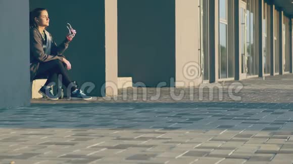 女人在街上跑步后戴上太阳镜休息视频的预览图