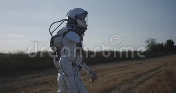 穿太空服的人走路视频的预览图