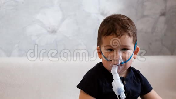 吸入用医疗面罩的小男孩的慢动作肖像视频的预览图