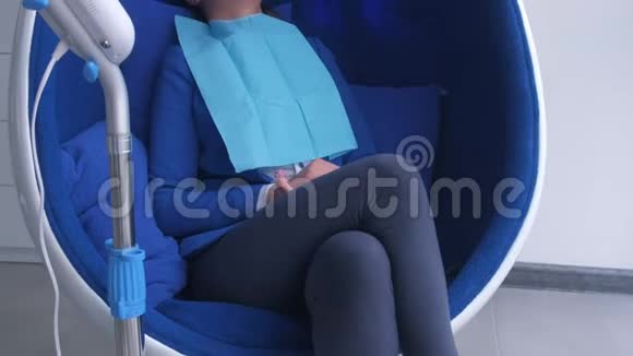 美容程序LED白牙为妇女在牙科工作室的牙齿视频的预览图
