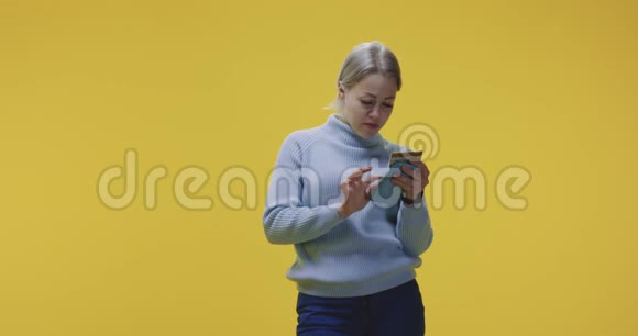女人用智能手机在线支付视频的预览图