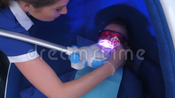 口腔医学中女性牙齿LED美白美容美容程序视频的预览图