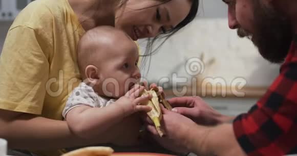 年轻夫妇用香蕉喂婴儿视频的预览图