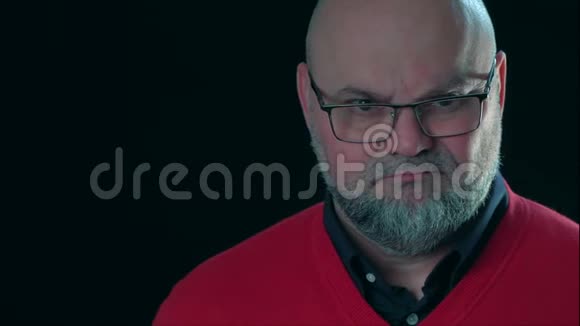 一幅令人沮丧的白人男子摘下眼镜在情绪或愤怒中交谈的肖像视频的预览图