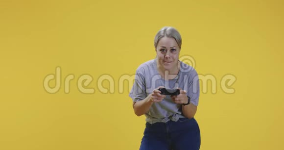 年轻女子玩电子游戏视频的预览图