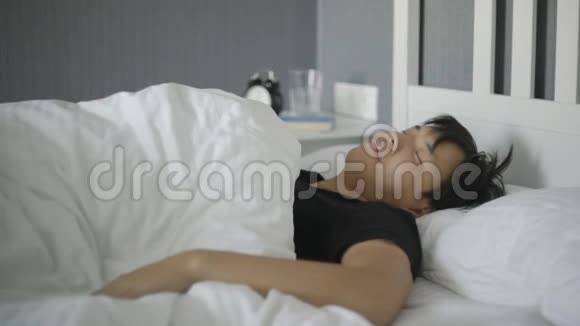 亚洲年轻人早上被电话吵醒但又重新入睡视频的预览图