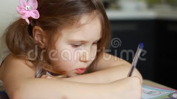 学前教育画画小女孩在桌子上画艺术视频的预览图