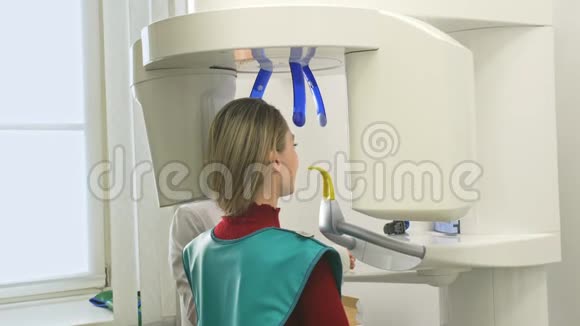 现代实验室牙科诊所用3dx光机对牙齿和颌骨进行三维数字扫描视频的预览图
