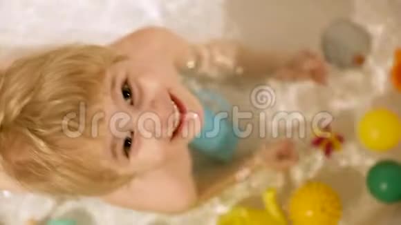 快乐微笑的孩子带着玩具洗澡视频的预览图