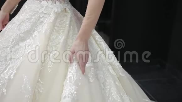 新娘穿的白色婚纱的特写触摸薄纱使波浪视频的预览图