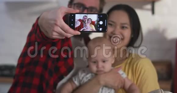 年轻夫妇和宝宝自拍视频的预览图