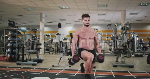 有魅力的运动员在健身班做集中运动他为自己的身体工作以获得更多的肌肉视频的预览图