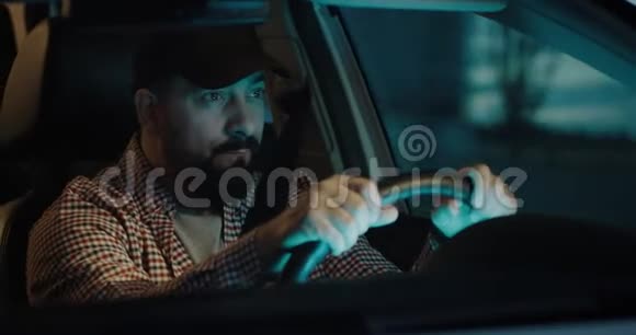 睡觉的人在开车时拍打自己视频的预览图