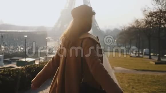 镜头跟随快乐欢快的美女散步在史诗般阳光明媚的巴黎埃菲尔铁塔上旋转在度假时慢动作视频的预览图
