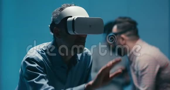 工程师在办公室使用VR眼镜视频的预览图