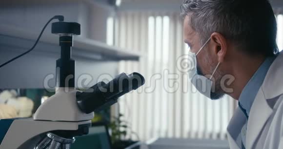 显微镜下研究植物样品的科学家视频的预览图