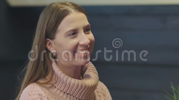 微笑的女人在咖啡店下订单视频的预览图