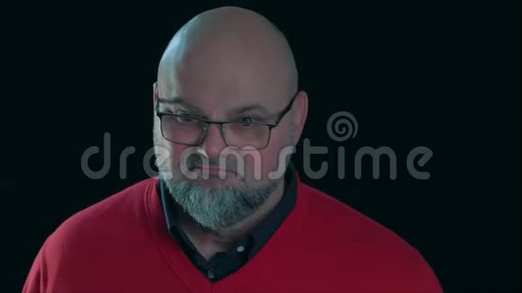 一幅令人沮丧的白人男子摘下眼镜情绪或愤怒地交谈的肖像愤怒的情感男人视频的预览图