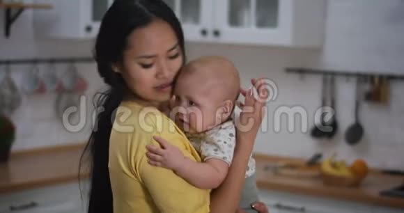 妈妈抱着哭泣的婴儿抱在怀里视频的预览图