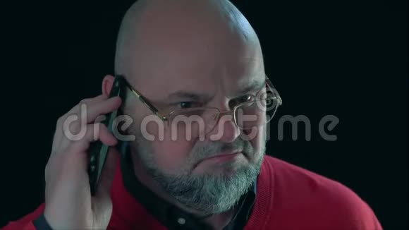 愤怒的情绪激动的男人对着对话者在智能手机上说话视频的预览图