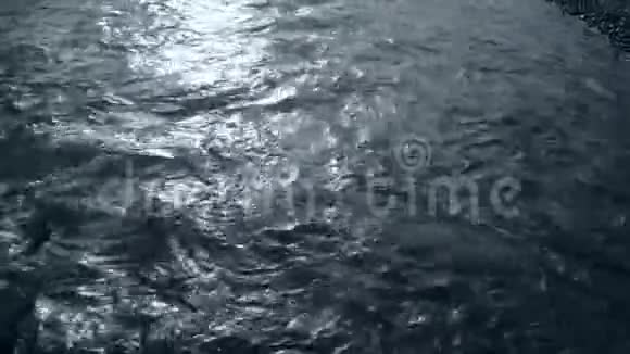 河的波浪水面视频的预览图