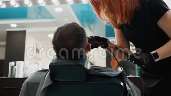 客户理发师修剪胡须的后视图视频的预览图