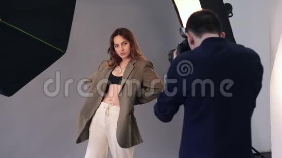 一个女模特为一个男摄影师摆姿势视频的预览图