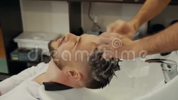 关闭客户发型师洗头的视野视频的预览图