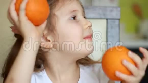 小女孩玩两个橘子维生素概念素食主义素食主义健康食品视频的预览图