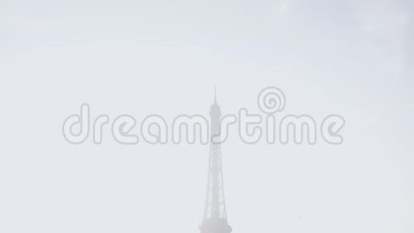 相机倾斜巴黎埃菲尔铁塔的景色和放松的快乐男性游客躺在智能手机慢动作视频的预览图