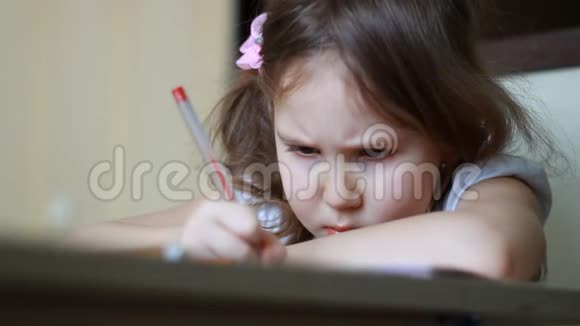 小女孩在桌子上写了一封信孩子做家庭作业学前教育培训绘画视频的预览图