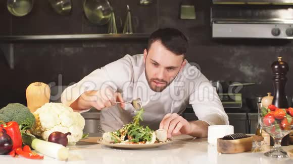 一个快乐的白人男厨师在餐厅厨房工作的肖像视频的预览图