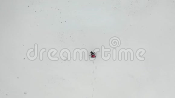 在雪场边行走的人的俯视图视频的预览图